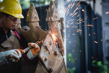 Çeliğin gaz, gaz kaynaklama ve oksijenle kesilmesi, sırasıyla metalleri kaynak ve kesmek için yakıt gazı ve oksijen kullanan süreçlerdir..