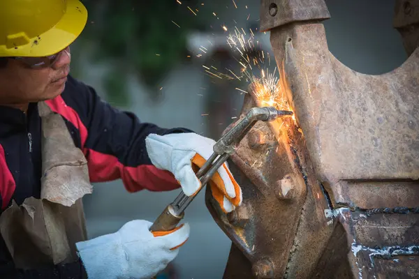 Cutting steel with gas,  gas welding  and oxy-fuel cutting are processes that use fuel gases and oxygen to weld and cut metals, respectively.