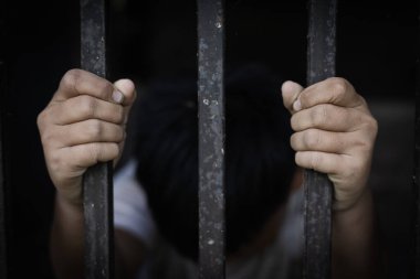 Çocuk demir kafesi üzüntü ve umutsuzlukla ele geçirdi. Çocuklara yönelik şiddeti ve insan ticaretini durdurma kavramı.