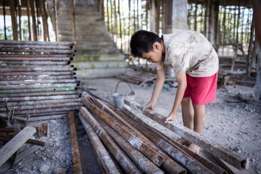 Çocuklar inşaat sahasında, çocuk işgücü konseptinde, yoksul çocuklar insan kaçakçılığı sürecinde, yoksulluk, çocuk istismarı mağdurları.