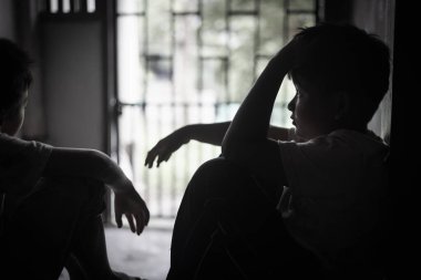 Çelik kafesli bir odada hapsedilen çocuklar. Çocuklara yönelik şiddeti ve insan ticaretini durdurma kavramı.