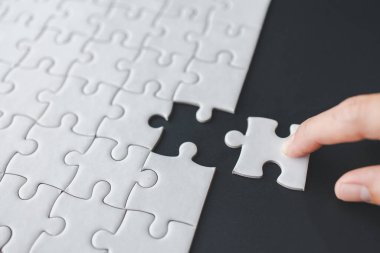 Görevi, iş çözümlerini, başarıyı ve strateji konseptini tamamlamak için yapbozun son parçasını el koydu..