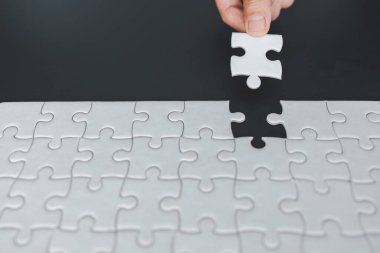  Görevi, iş çözümlerini, başarıyı ve strateji konseptini tamamlamak için yapbozun son parçasını el koydu..