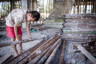 Fakir çocuklar 10 Aralık 'ta inşaat, şiddet, çocuk ve kaçakçılık, çocuk işçi karşıtı, Haklar Günü' nde çalışmaya zorlanıyorlar..