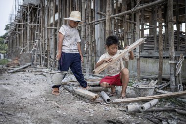 Fakir çocuklar 10 Aralık 'ta inşaat, şiddet, çocuk ve kaçakçılık, çocuk işçi karşıtı, Haklar Günü' nde çalışmaya zorlanıyorlar..