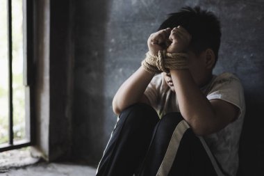 İnsan kaçakçılığı bağlı stres ve duygusal acı ile bilek bağlı halat Mağdur çocuklar. Kaçırılan, eksik eller istismar, rehine, korkuyor, sınırlı, tuzak, 