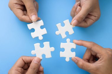  Yapboz, iş çözümleri, başarı ve strateji, iş ortaklığı kavramını birleştiren kadın eli.