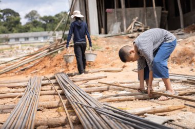 Fakir çocuklar 10 Aralık 'ta inşaat, şiddet, çocuk ve kaçakçılık, çocuk işçi karşıtı, Haklar Günü' nde çalışmaya zorlanıyorlar..