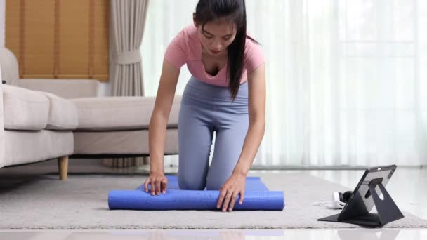 Oefening Thuis Atletische Vrouw Sportkleding Doen Fitness Stretching Oefeningen Kijken — Stockvideo