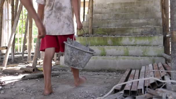 Бедные Дети Вынуждены Работать Стройке Жестокое Обращение Детьми Концепция Торговли — стоковое видео