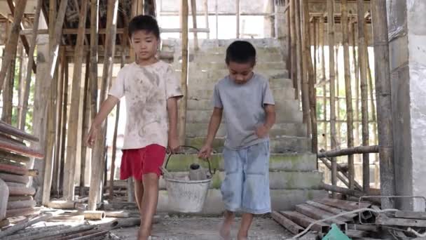 Fattiga Barn Tvingas Till Bygge Våld Mot Barn Och Trafficking — Stockvideo