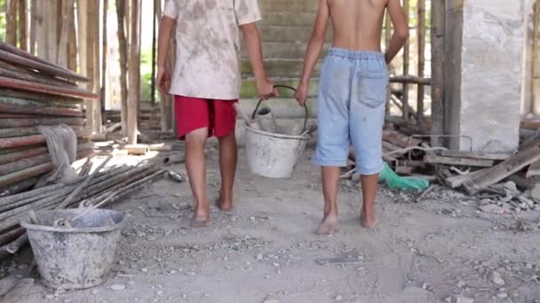 Los Niños Pobres Ven Obligados Trabajar Construcción Violencia Infantil Concepto — Vídeo de stock