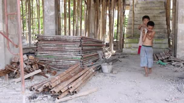 Φτωχά Παιδιά Αναγκάζονται Κάνουν Κατασκευαστικές Εργασίες Παιδική Εργασία Κακοποίηση Των — Αρχείο Βίντεο