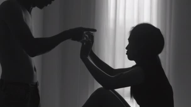 Silhuett Man Som Misshandlar Försvarslös Kvinna Begreppet Stopp För Våld — Stockvideo