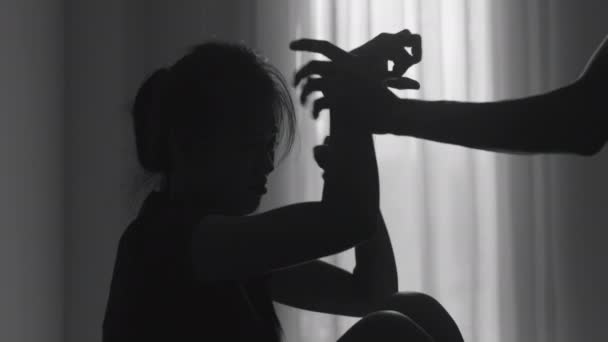 Silhouet Van Een Man Die Een Weerloze Vrouw Aanvalt Concept — Stockvideo