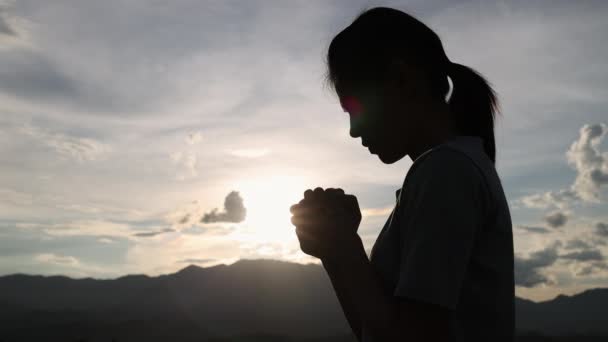 Sylwetka Młodych Rąk Ludzkich Modląc Się Boga Wschodzie Słońca Christian — Wideo stockowe