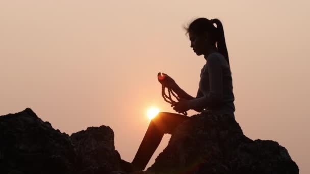 Siluet Tangan Manusia Muda Berdoa Kepada Tuhan Saat Matahari Terbit — Stok Video