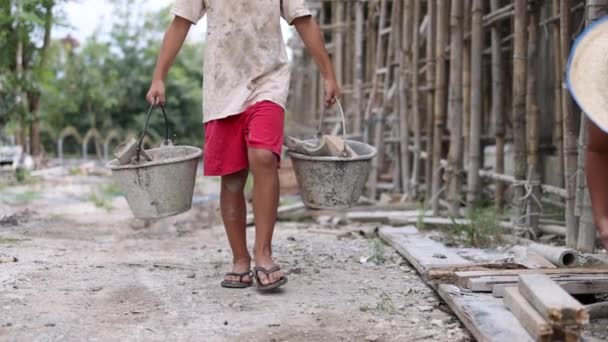 Koncepció Gyermekmunka Szegény Gyermekek Kénytelenek Dolgozni Építőiparban Erőszak Gyermekek Kereskedelem — Stock videók
