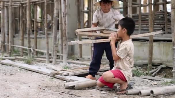 児童労働の概念 貧しい子供たちは建設 暴力的な子供と人身売買の概念 権利の日 世界児童労働の概念に対する日に働くことを余儀なくされています — ストック動画