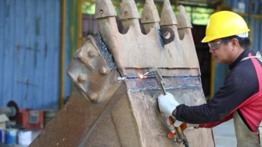 Gaz kaynaklama, oksikodon kesme, sırasıyla metalleri kaynak yapmak ve kesmek için yakıt gazı ve oksijen kullanan süreçlerdir. Çelik fabrikasında elle kesilen plazma kıvılcımlarla doludur. Gaz ateşi kızgın demir üflüyor..