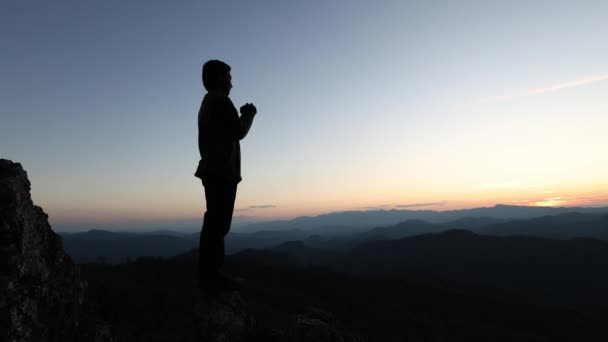 Silhouette Férfi Naplemente Háttér Felemeli Kezét Istentiszteleten Keresztény Vallás Koncepció — Stock videók