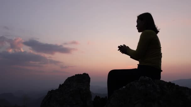Αργή Κίνηση Σιλουέτα Της Γυναίκας Προσεύχεται Πάνω Από Όμορφο Φόντο — Αρχείο Βίντεο