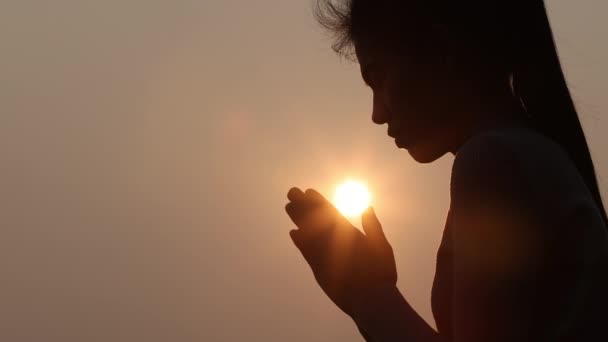 Wolny Ruch Sylwetka Kobiety Modlącej Się Nad Pięknym Słońcem Tle — Wideo stockowe