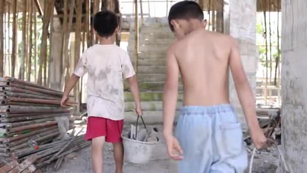Бедные Дети Вынужденные Выполнять Строительные Работы Детский Труд Злоупотребления Правами — стоковое видео