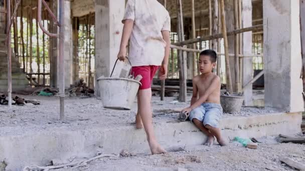 Бедные Дети Вынужденные Выполнять Строительные Работы Детский Труд Злоупотребления Правами — стоковое видео