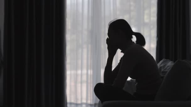Силуэт Женщины Страдающей Депрессией Лежит Диване Испытывает Стресс Тревогу Болезни — стоковое видео