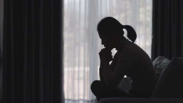 Silhouet Van Een Persoon Die Lijdt Aan Depressie Het Huis — Stockvideo