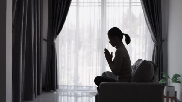 Silhueta Uma Mulher Está Orando Deus Sala Manhã Orar Mãos — Vídeo de Stock