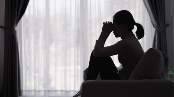 抑郁症妇女的轮廓躺在沙发上 有压力 疾病和头疼 生活问题 家庭暴力 精神健康 自杀念头 — 图库视频影像