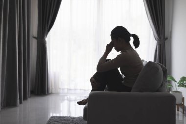 Yumuşak odaklanma. Genç bir kadın üzgün ve korku stresli depresif duygusal. Kadınlardaki şiddeti, sağlık kaygısı olan insanları istismar etmeyi bırak. İntihar düşünceleri..