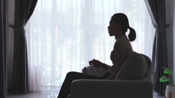 抑郁症妇女的轮廓躺在沙发上 有压力 疾病和头疼 生活问题 家庭暴力 精神健康 自杀念头 — 图库视频影像