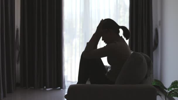 うつ病に苦しむ女性のシルエットは ソファの上にあり ストレス 生活問題 家庭内暴力 精神衛生 自殺の考えを持っています — ストック動画