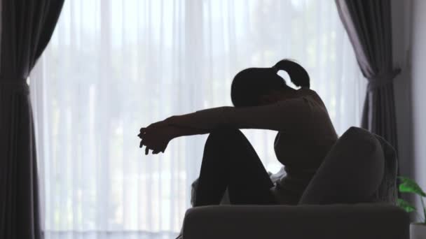 うつ病に苦しむ女性のシルエットは ソファの上にあり ストレス 生活問題 家庭内暴力 精神衛生 自殺の考えを持っています — ストック動画