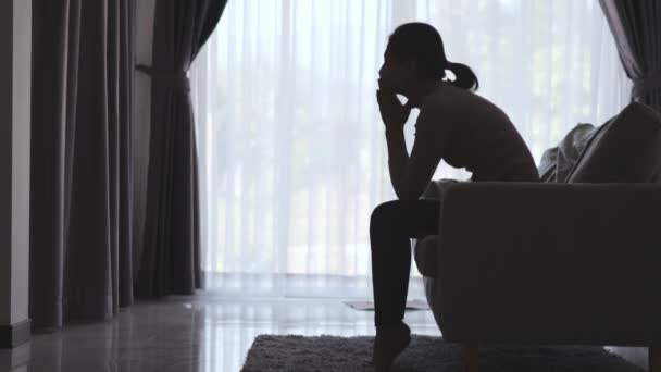Silueta Mujer Que Sufre Depresión Encuentra Sofá Tiene Estrés Ansiedad — Vídeo de stock