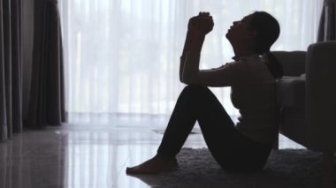 Depresyondan muzdarip kadın silueti kanepede yatıyor. Stres, endişe, hastalık ve baş ağrısı, hayat sorunları, aile içi şiddet, akıl sağlığı, intihar düşünceleri var.. 