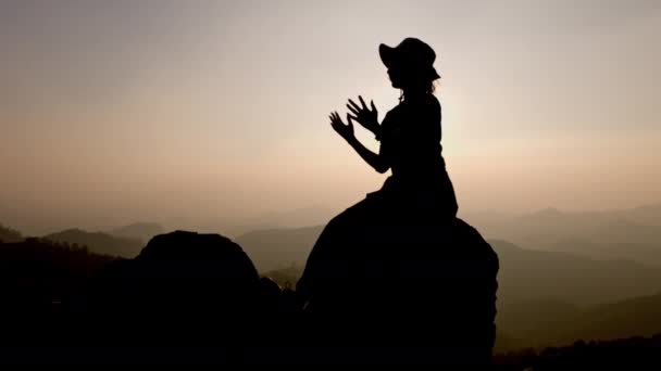 Silueta Mujer Orando Por Gracias Dios Orando Con Sus Manos — Vídeos de Stock