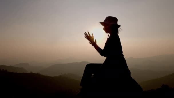 Silhueta Mulher Orando Por Graças Deus Orando Com Mãos Juntas — Vídeo de Stock