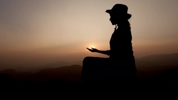 Silueta Mujer Orando Por Gracias Dios Orando Con Sus Manos — Vídeo de stock