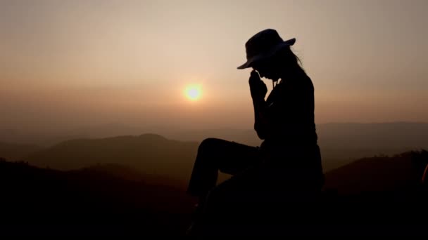 Silhouette Woman Bede Gudskelov Bede Med Sine Hænder Sammen Tænke – Stock-video