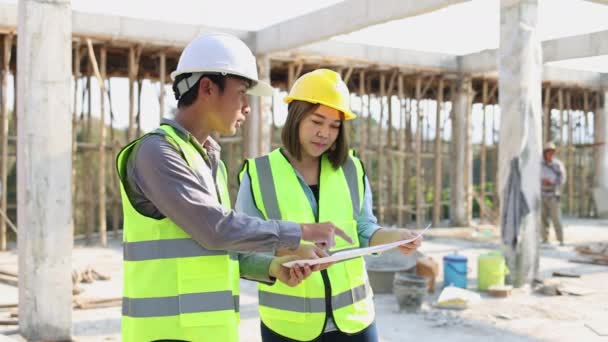 Inżynierowie Budowlani Mężczyźni Kobiety Kontrolują Analizują Projekty Trakcie Budowy Koncepcje — Wideo stockowe