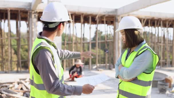 Inżynierowie Budowlani Mężczyźni Kobiety Kontrolują Analizują Projekty Trakcie Budowy Koncepcje — Wideo stockowe