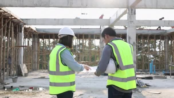 Manliga Och Kvinnliga Civilingenjörer Inspektera Och Analysera Projekt Uppbyggnad Koncept — Stockvideo