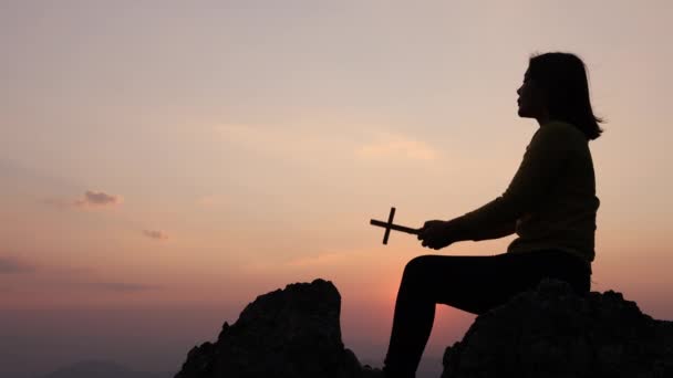 Silhouette Woman Holding Cross Praying Thank God Pray God Praise — Stock Video