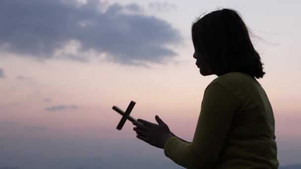 Silhueta Uma Mulher Segurando Uma Cruz Rezar Para Agradecer Deus — Vídeo de Stock