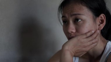 Genç kadın üzgün korku stresli depresyon duygusal. Kadınlarda aile içi şiddeti suistimal etmeyi bırak, sağlık sorunu olan kişi, kötü hissetme.