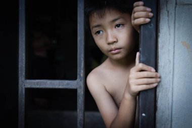 Çocuk şiddet ve ticaretini durdurmak. Dur şiddet karşı çocuk, Çocuk esaret açı görüntüde bulanıklık, insan hakları günü kavramı.